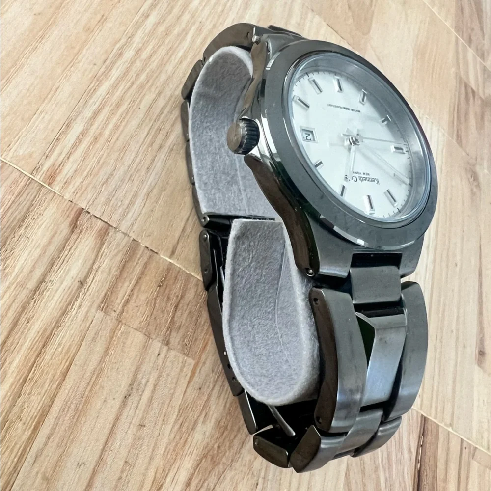 Kenneth Cole New York men’s silver tone dial stainless steel watch NEW BATTERY
